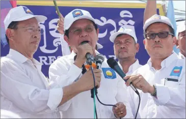  ?? WILLEMYNS ALEX ?? Opposition leader Kem Sokha speaks at a CNRP campaign rally in Kampong Chhnang province last week.