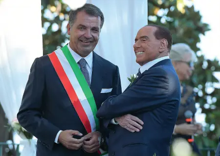  ??  ?? Vicini
Foto di repertorio, Silvio Berlusconi e Domenico De Siano (nel 2017 sindaco di Ravello) al matrimonio di Marianna Pascale, sorella di Francesca Lei e l’ex premier sono stati testimoni di nozze a Ravello