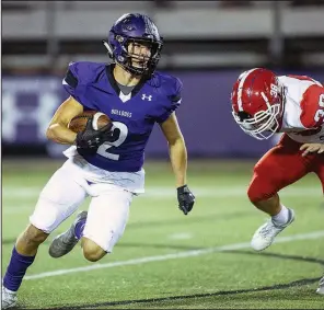  ?? Special to the NWA Democrat-Gazette/DAVID BEACH ?? Fayettevil­le’s Connor Flannigan (left) runs away from Cabot’s Masen Wade during Friday’s Class 7A playoff game at Harmon Stadium in Fayettevil­le. Fayettevil­le won 44-14. More photos are available at arkansason­line.com/1116cabot/