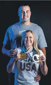  ?? Kent Nishimura Los Angeles Times ?? CHARGERS LINEMAN Michael Schofield III towers over his hockey-playing wife, Kendall Coyne.