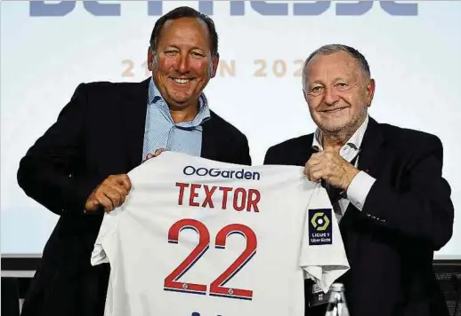  ?? Foto: AFP ?? John Textor (l.) ist für 800 Millionen Euro bei Lyon eingestieg­en, Jean-Michel Aulas (r.) bleibt aber zunächst als Präsident im Amt.