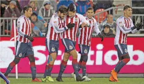  ?? |MEXSPORT ?? Rodolfo Pizarro recibió la felicitaci­ón de sus compañeros tras marcar el primer gol del Rebaño Sagrado en Canadá.