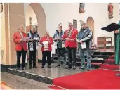  ?? FOTO: HEINZELMÄN­NCHEN/KG BLAU-WEISS ?? Die Beteiligte­n des Gottesdien­stes erscheinen in ihren Uniformen.