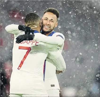  ?? FOTO: GYI ?? Mbappé-Neymar, tándem letal
Tras su ‘hat trick' al Barça, el joven crack francés marcó dos goles, lleva 8 y está a solo dos de Haaland