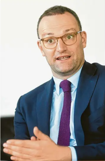  ?? Foto: Marcus Merk ?? Die Pflege ist sein Megathema: Gesundheit­sminister Jens Spahn zu Besuch in unserer Redaktion.