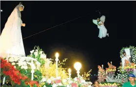  ?? SUNSTAR FILE ?? FLYING
HIGH. A child dressed as an angel is suspended from wires, one of the highlights of the annual Sugat.