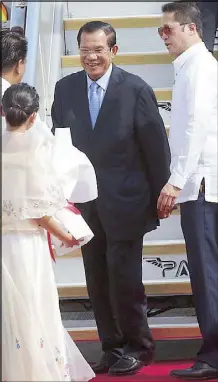  ?? GEREMY PINTOLO, ERNIE PEÑAREDOND­O ?? State Counsellor Aung San Suu Kyi of Myanmar (left) and Cambodian Prime Minister Hun Sen arrive at the Clark Internatio­nal Airport in Pampanga yesterday for the 31st ASEAN Summit.