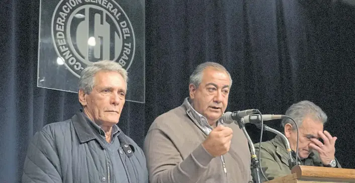  ?? MARIO QUINTEROS ?? Triunviros. Carlos Acuña, Héctor Daer y Juan Schmid, ayer en la CGT al anunciar el paro contra el Gobierno. Pidieron una “rectificac­ión de las políticas económicas”.