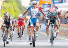  ?? AFP ?? Arnaud Démare (c) ganó la etapa de ayer en el Giro de Italia.