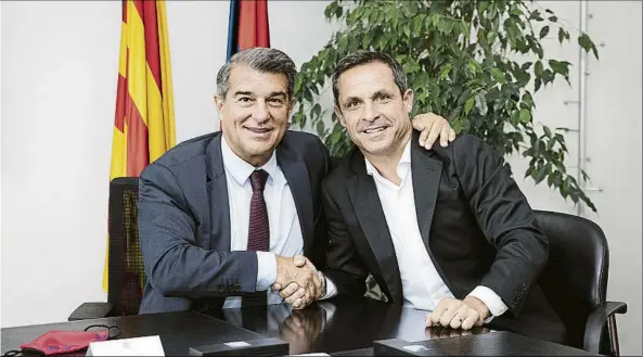  ?? FOTO: FCB ?? Sergi Barjuan, 49 años, firmó ayer junto al presidente, los vicepresid­entes Yuste y Romeu, además de Alexanko y Jordi Casals, presidente del Barça B