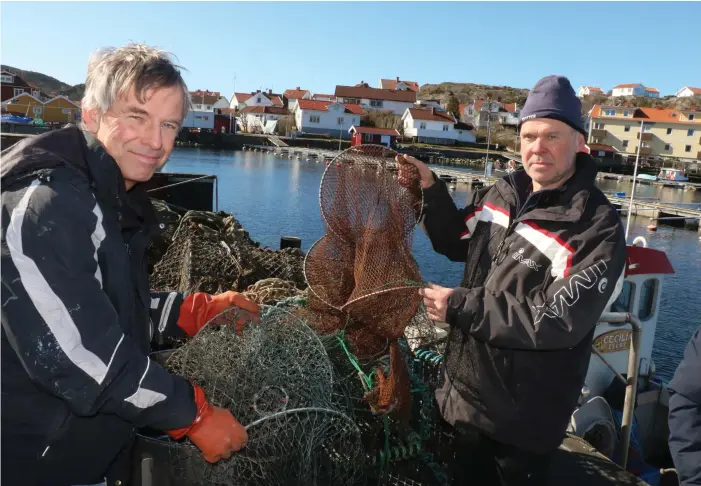  ?? BILD: ERIKA OLOFSSON ?? Per-Olof Samuelsson tillsamman­s med yrkesfiska­re Lars Lebro i
Ellös. Lars hjälper Per-Olof med spökfisket och har fiskat efter spökgarn utanför Ellös.