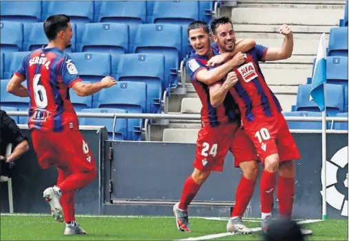  ??  ?? Tejero abraza en el banderín de córner del RCDE Stadium a Edu Expósito, autor de los dos goles del Eibar ante el Espanyol.