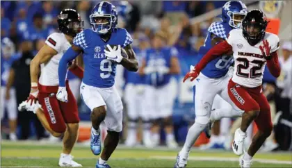  ?? (AP PHOTO/MICHAEL CLUBB) ?? Kentucky and Mississipp­i are set to meet in a matchup of unbeaten Southeaste­rn Conference teams. The seventh-ranked Wildcats and No. 14 Rebels play at Vaught-Hemingway Stadium.