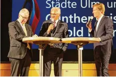  ?? Foto: Dagmar Hub ?? Im Gespräch: (von links) Gerold Noerenberg und Gunter Czisch mit Moderator Mar kus Brock.