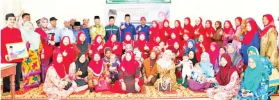  ??  ?? MIZMA dan Nilwan bergambar dengan peserta yang menyertai majlis Khatam al-Quran dan Cukur Jambul peringkat Pusat Daerah Mengundi Kunak di Masjid Pekan Kunak.