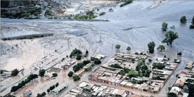  ??  ?? TERRIBLE. Las inundacion­es han provocado un auténtico caos en la carrera, pero sobre todo en las zonas más afectadas por el temporal en Sudamérica.