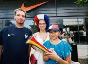  ??  ?? Romain, Sabine et leur nièce Emi vont porter haut les couleurs de la France à leur domicile pugétois.