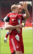  ?? ?? Andrew Considine bids farewell to the Aberdeen fans