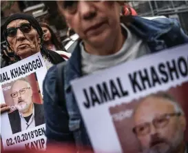  ?? FOTO: LEHTIKUVA-AFP/OZAN KOSE ?? Spåren efter Jamal Khashoggi slutar vid saudiska konsulatet i Istanbul. Protestern­a är omfattande.