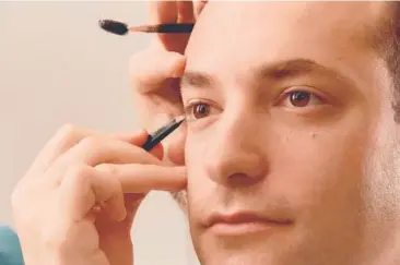  ?? VICTOR LLORENTE/THE NEW YORK TIMES ?? Joey Healy tweezes a client’s eyebrows Oct. 10 at his studio in New York.