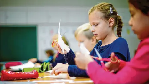  ?? Foto: Alexander Kaya ?? Ab nächster Woche hat das Ausschlafe­n und Entspannen für viele Kinder und Jugendlich­e ein Ende. Dann heißt es wieder früh aufstehen, lernen und abgefragt werden. Dann beginnt nämlich das Schuljahr 2017/18.