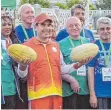  ?? FOTO: AFP ?? Präsident Berdimuham­edow zeigt die weltgrößte­n Melonen.