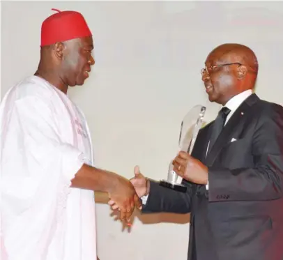  ?? PHOTO Felix Onigbinde ?? Deputy Senate President Ike Ekweremadu (left) presenting the African of the Year award to Dr. Donald Kaberuka, President of African Developmen­t Bank, in Abuja yesterday.