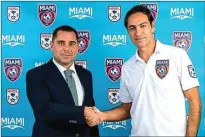  ?? MIAMIHERAL­D ?? PENGALAMAN BARU: Alessandro Nesta (kanan) dengan owner Miami FC Ricardo Silva dalam perkenalan sebagai pelatih baru pada akhir tahun lalu.
owner