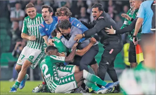  ??  ?? Fekir y Emerson celebran el tanto de la victoria junto a Rubi en la banda del Villamarín. El técnico acababa de salvar su puesto.