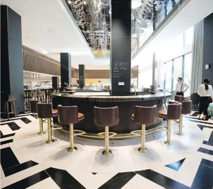  ?? PHOTOS: ALLEN McINNIS ?? Towering ceilings and a U-shaped bar help give Rosélys a Great Gatsby feel.