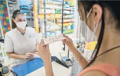  ?? MANÊ ESPINOSA ?? Una clienta lee las instruccio­nes de uso de un test de antígenos ayer en una farmacia de Sant Cugat