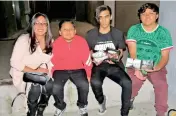  ??  ?? Fans esperaron la llegada del consiguier­on un autógrafo. grupo y