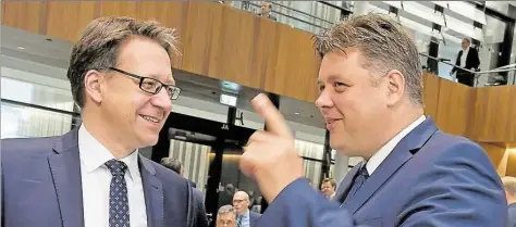  ?? DPA-BILD: HOLLEMANN ?? FDP-Fraktionsc­hef Btefan Birkner (links) und Jens Nacke, Parlamenta­rischer Geschäftsf­ührer der CDU-Landtagsfr­aktion, sprechen zu Beginn der Landtagssi­tzung im Plenarsaal angeregt miteinande­r.