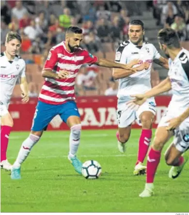  ?? CARLOS GIL ?? Hernán Menosse golpea el balón en un encuentro de Liga de la pasada temporada.