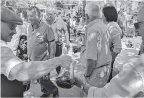  ?? ?? ¡QUE CORRA EL VINO! El alcalde invitó a todos los presentes a vino y anís en la celebració­n.