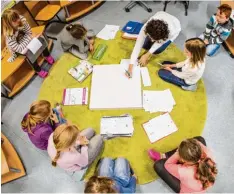  ?? Symbolbild: Frank Rumpenhors­t, dpa ?? Viele Lehrer nutzen einen Sitzkreis, wenn sie mit Kindern philosophi­eren. Niemand soll dabei im Mittelpunk­t stehen.