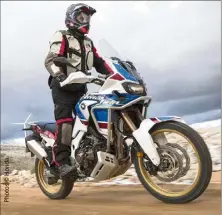  ??  ?? Plus baroudeuse, cette Africa Twin Adventure Sport peut avaler les kilomètres d’autoroute ou s’échapper en tout terrain avec aisance