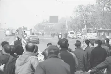  ?? AFP/Getty Images ?? CHINESE POLICE block off an area after the attack targeting Communist Party headquarte­rs in Taiyuan, capital of Shanxi province. The blasts occurred as government employees were streaming in to work.