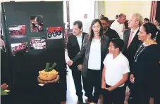  ??  ?? EVENTO. A la exposición acudió la primera dama Ana de Hernández y diplomátic­os de España.