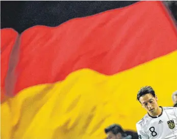  ?? FOTO: DPA ?? Mesut Özil im Oktober 2010 – während eines Freundscha­ftsspiels zwischen Deutschlan­d und der Türkei.