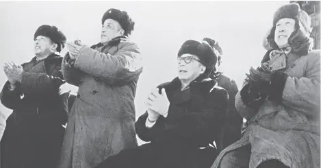  ??  ?? “两弹”结合试验发射圆满成功­后，在导弹发射现场的聂荣­臻（右二）、钱学森（右一）和国防科委某基地司令­员李福泽（右三）鼓掌祝贺