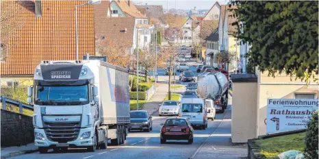  ?? ARCHIVFOTO­S: THOMAS SIEDLER ?? Dichter Verkehr in Röhlingen. Eine Machbarkei­tsstudie der Stadt Ellwangen aus dem Jahr 2010 schätzt die Kosten für eine Umgehungss­traße auf 25 bis 30 Millionen Euro.