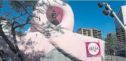  ??  ?? Buen Pastor. Un lazo rosa gigante propone un recorrido interactiv­o con material alusivo a la salud de la mujer.