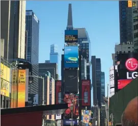  ?? JUDY ZHU AND NANCY KONG / FOR CHINA DAILY ?? Clockwise from left: A publicity video of the South China Sea is shown in Times Square, New York City on Tuesday. The video shows the beauty of South China Sea. Chinese students at Columbia University take photos of the video.