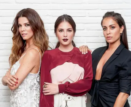  ??  ?? Juana Acosta, Andrea Duro e Hiba Abouk han sido las embajadora­s de esta edición de la Hair Fashion Night. Las tres prestaron sus melenas para ver las propuestas imbatibles de la temporada: ondas surferas, recogido casual y trenzado étnico.