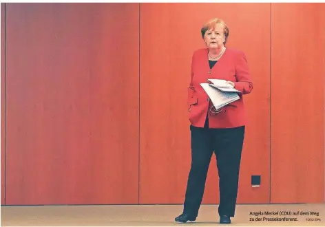  ?? FOTO: DPA ?? Angela Merkel (CDU) auf dem Weg zu der Pressekonf­erenz.