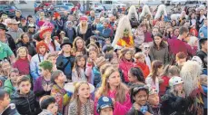  ??  ?? Hunderte Narren verfolgen den Prozess auf dem Rathauspla­tz.