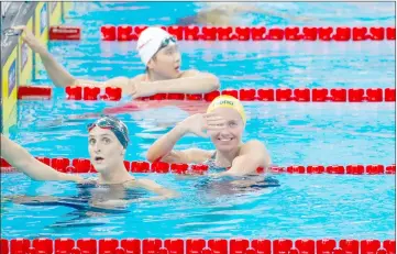  ??  ?? Ariarne Titmus (right) of Australia waves after winning the women’s 400m freestyle final at the 14th Fina World Swimming Championsh­ips in Hangzhou in China’s eastern Zhejiang province.