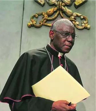  ??  ?? El cardenal guineano Robert Sarah, responsabl­e del ensayo sobre el celibato
