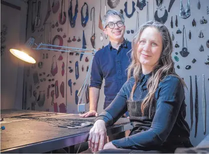  ?? ROBERT E. ROSALES/JOURNAL ?? Grady Jaynes and Karole Mazeika pose in their Albuquerqu­e studio.